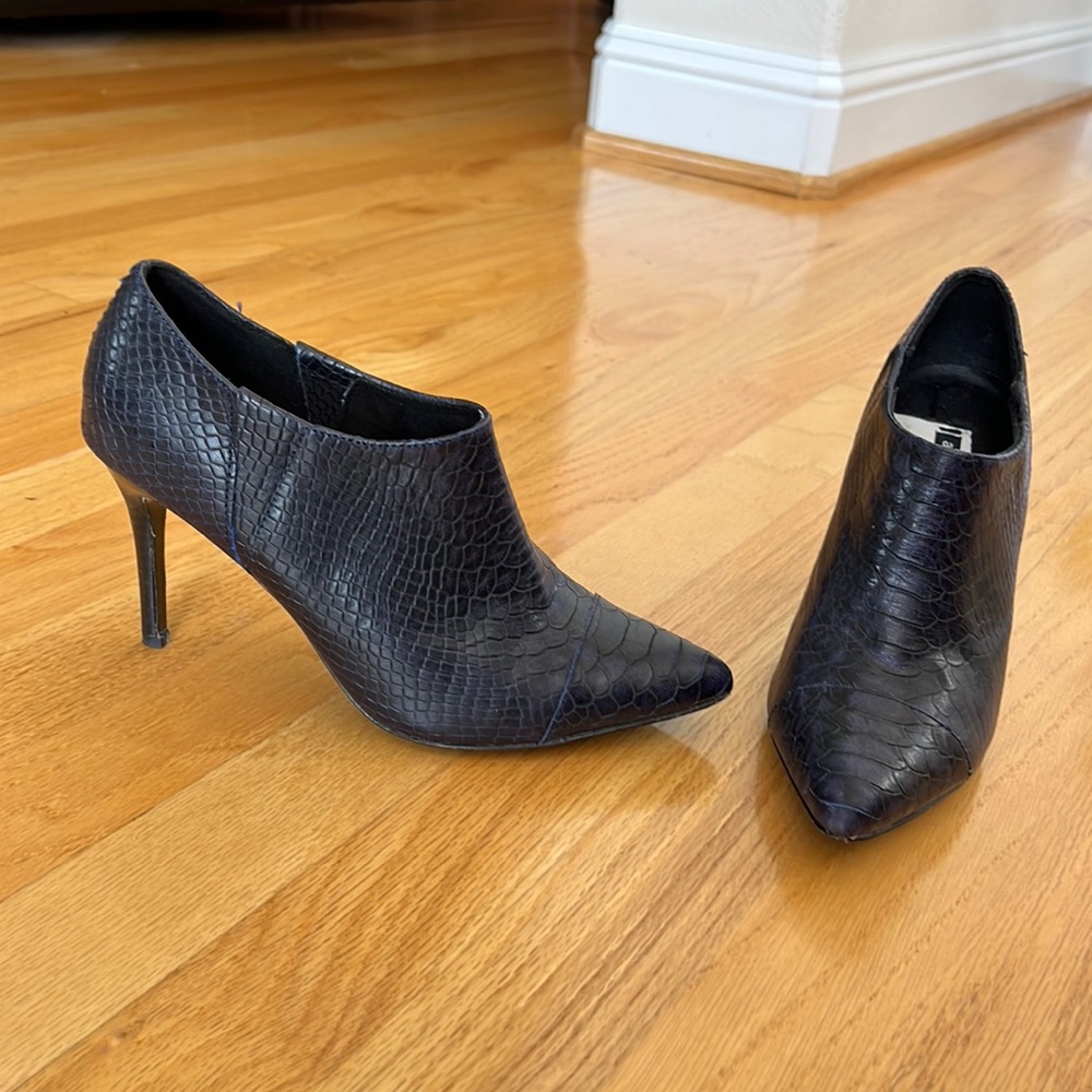 Alice and Olivia blue snakeskin booties | size 37